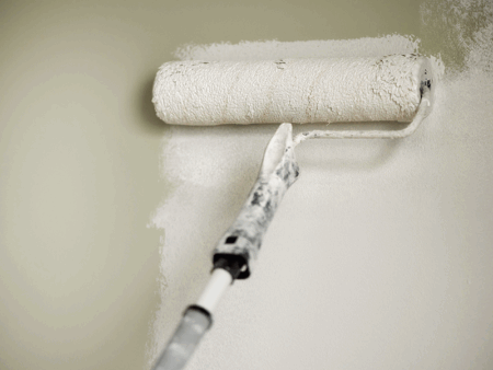 Pintando parede com tinta branca
